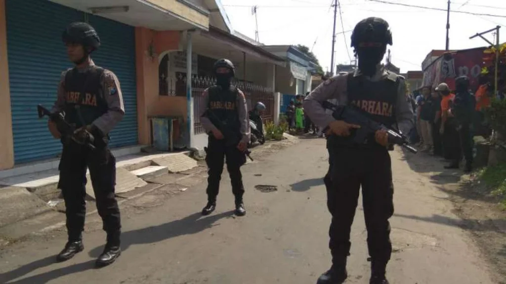 59479632ca61f-densus-sita-dokumen-perjalanan-pengikut-abu-jandal-ke-suriah_1265_711