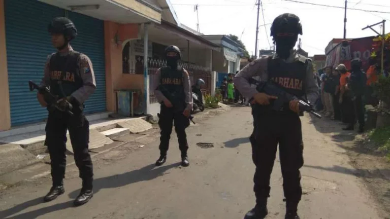 59479632ca61f-densus-sita-dokumen-perjalanan-pengikut-abu-jandal-ke-suriah_1265_711