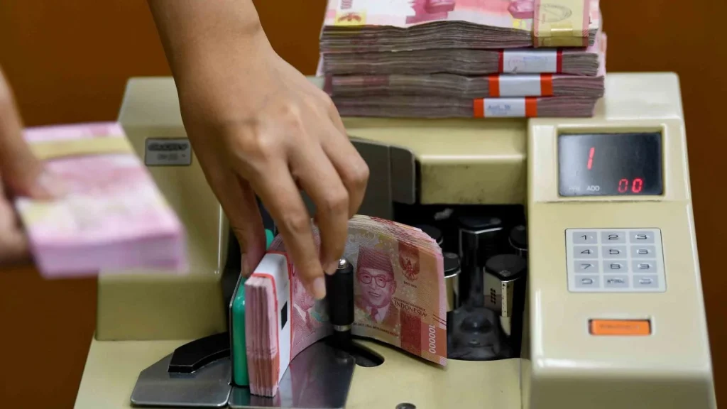 5c4fca70ebb8f-karyawan-menghitung-mata-uang-rupiah-indonesia-di-gerai-penukaran-mata-uang-asin_1265_711