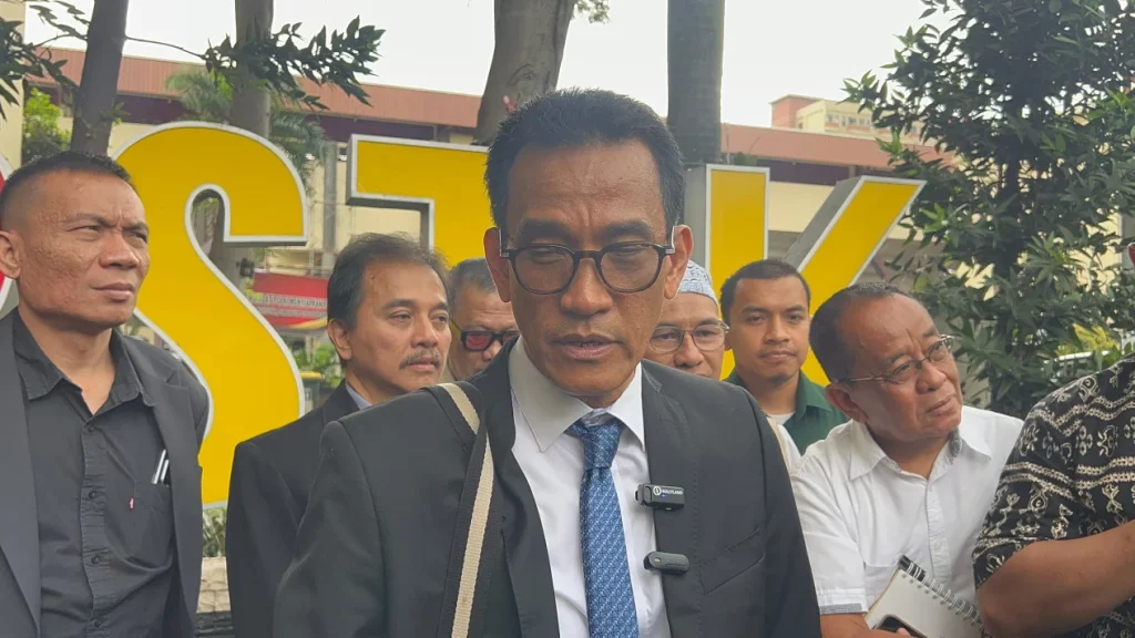691d555bf07a5-pakar-hukum-tata-negara-refly-harun-tengah_1265_711