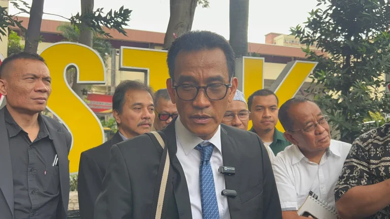 691d555bf07a5-pakar-hukum-tata-negara-refly-harun-tengah_1265_711