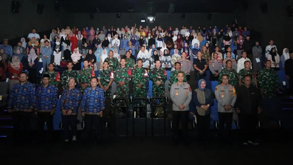 6abe7281b20df-nonton-bareng-film-jangan-buang-ibu-bersama-kapolres-metro-bekasi-kota-kombes-putu-kholis-aryana_gemini_1265_711