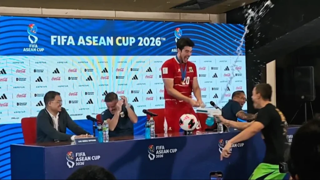 6ac436870ef9c-euforia-juara-berlanjut-di-ruang-konferensi-pers-elkan-baggott-dan-john-herdman-sampai-disiram-air_gemini_1265_711