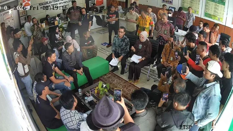 6aca91173468e-tampilan-cctv-saat-audiensi-ampb-yang-berujung-penyiraman-jubir-pn-pati-oleh-botok_gemini_1265_711