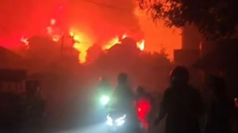 6acae6fc96a61-detik-detik-mengerikan-500-rumah-terbakar-di-dusun-serdang-bpbd-bangka-selatan-jumlah-korban-2000-jiwa_gemini_1265_711