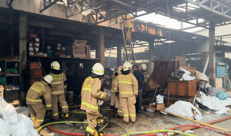 Kebakaran Hebat Landa Toko Material di Karet Kuningan – Asap Hitam Pekat Membubung