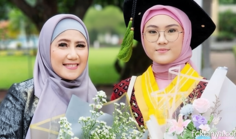 Solving Problems: Sosok Anak Ine Sinthya Terungkap! Gak Jadi Pedangdut, Ternyata Lulus Dokter Cumlaude