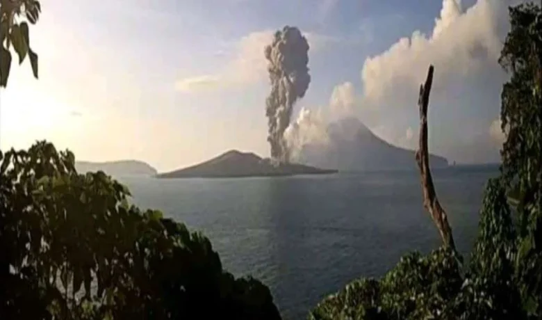 Gunung Anak Krakatau Erupsi 2 Kali!