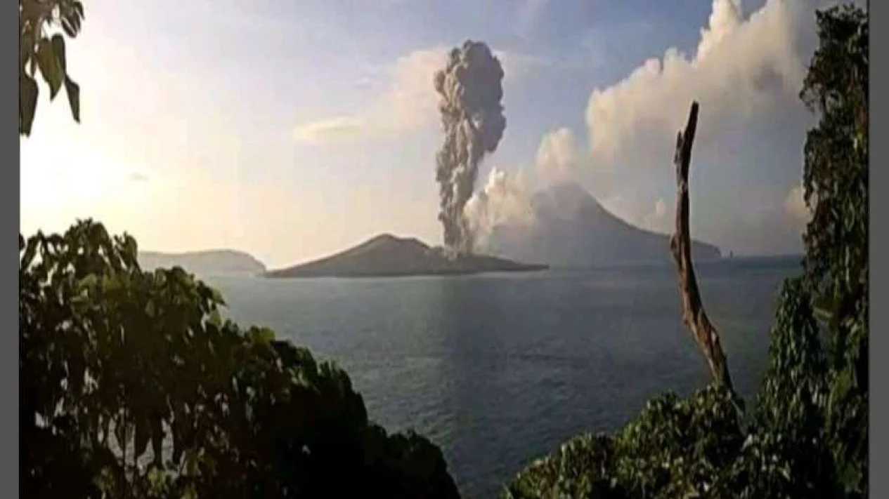 Gunung Anak Krakatau Erupsi 2 Kali!