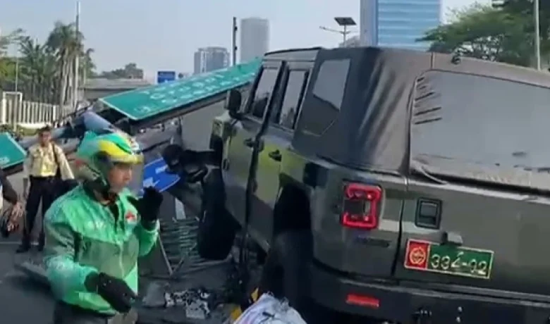 Mobil Dinas TNI Hantam Tiang Rambu Exit Tol Slipi Depan DPR – Lalu Lintas Sempat Lumpuh