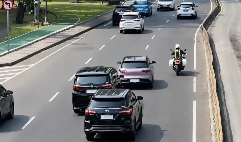 Berkaca dari Video Viral Geely EX2 – Ini Aturan Terbaru Pengawalan Kendaraan oleh Polri