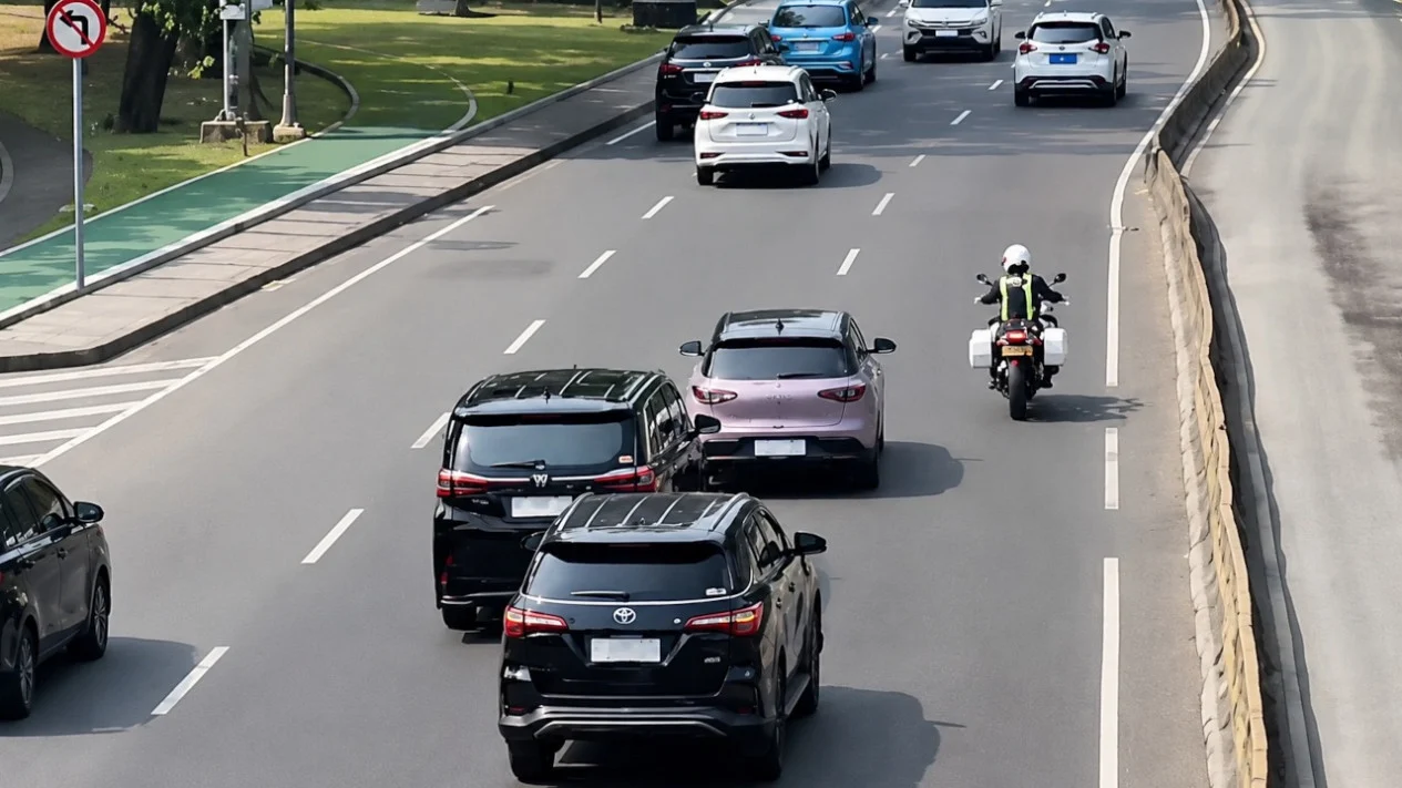 Berkaca dari Video Viral Geely EX2 – Ini Aturan Terbaru Pengawalan Kendaraan oleh Polri