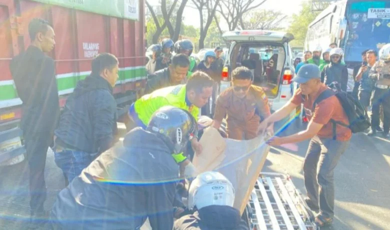 Pemotor Wanita Tewas Terlindas di Bandung – Sopir Truk Langsung Kabur dan Kini Diburu