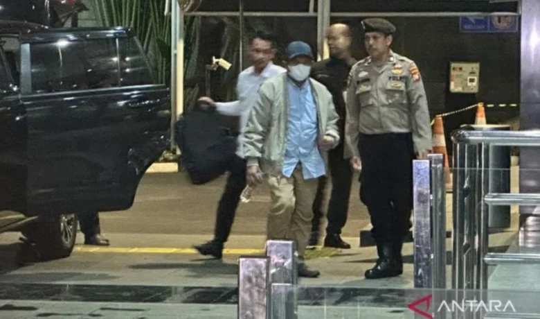 Kena OTT – Bupati Lombok Barat Lalu Ahmad Zaini Tiba di Gedung KPK!