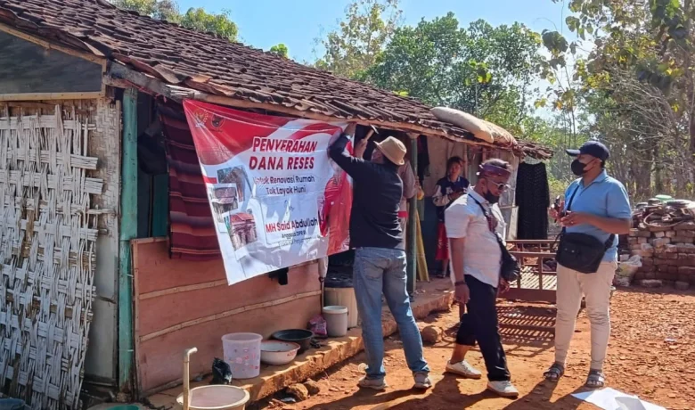 Said Abdullah Salurkan Dana Reses Buat Bedah Rumah Warga di Madura