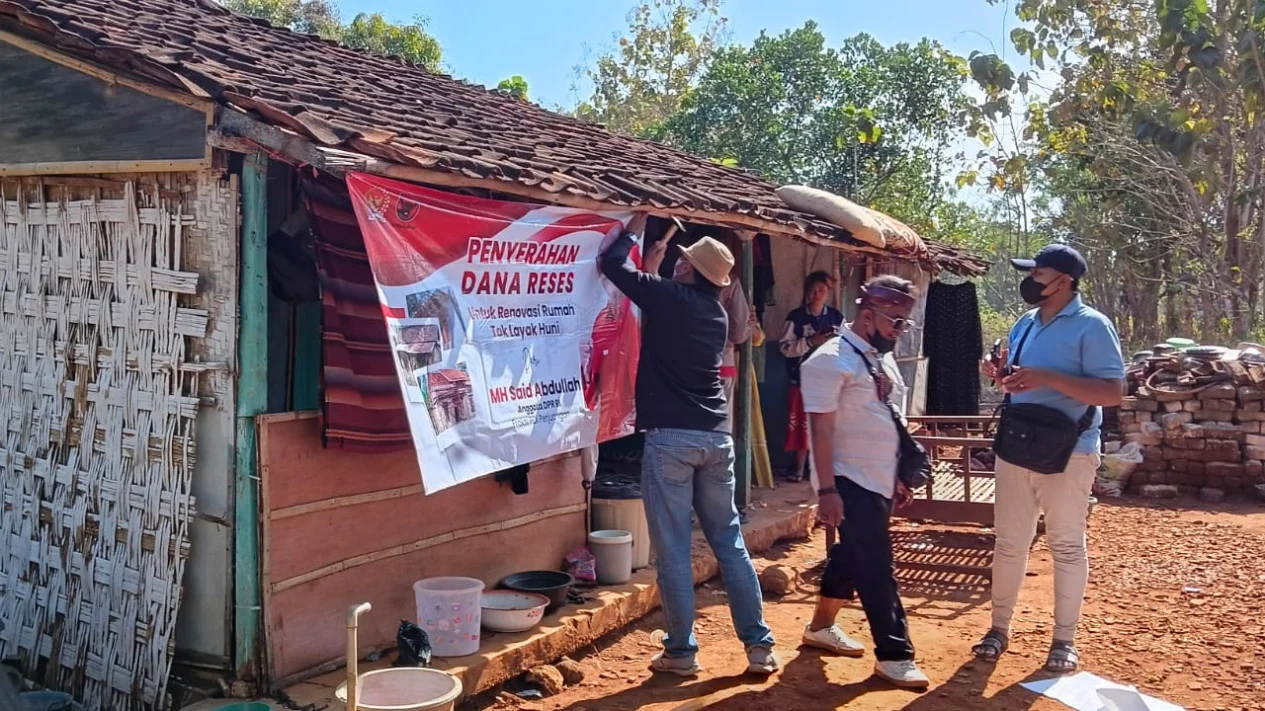 Said Abdullah Salurkan Dana Reses Buat Bedah Rumah Warga di Madura