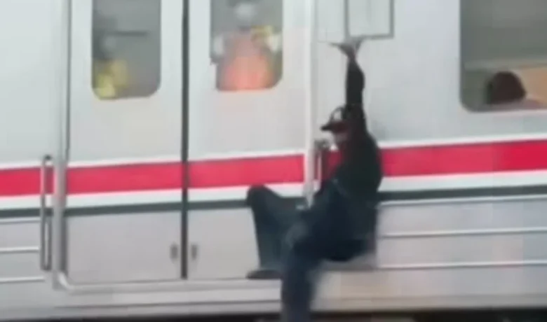 Viral Pria Nekat Gelantungan di Gerbong KRL Jurusan Tanjung Priok, KAI Commuter Langsung Blacklist!