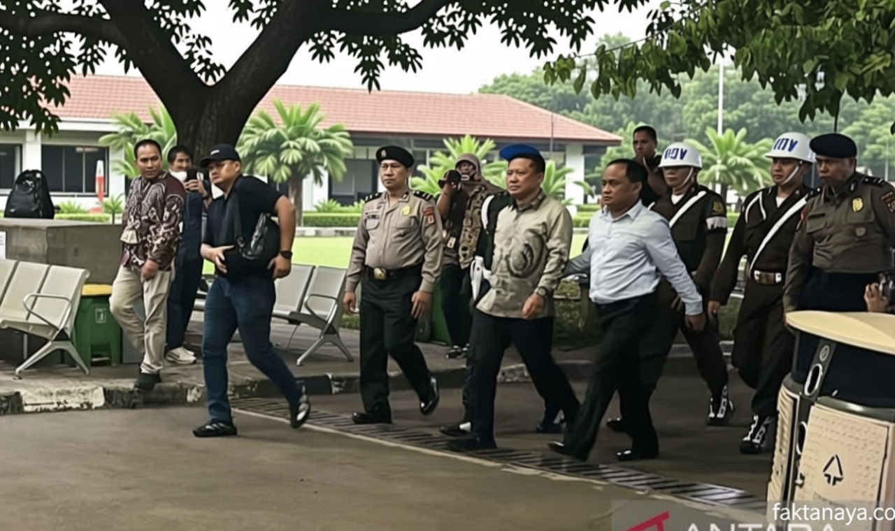 Outfit Febrie Adriansyah Tiba di Rutan KPK, Kenakan Batik dan Tak Pakai Rompi Pink