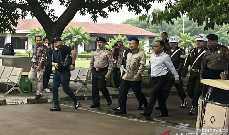 Outfit Febrie Adriansyah Tiba di Rutan KPK, Kenakan Batik dan Tak Pakai Rompi Pink