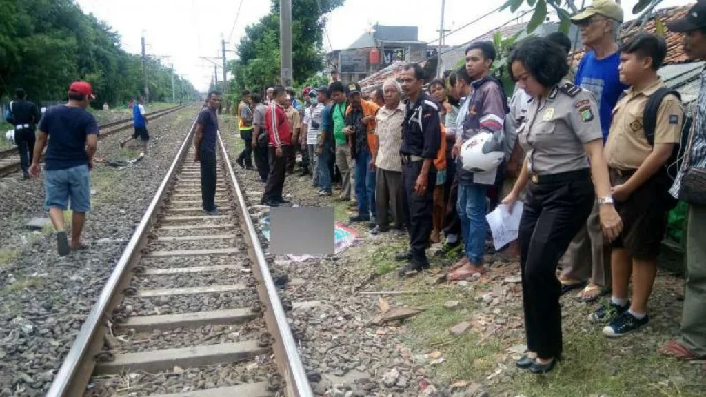57208ccd75c1f-penjaga-perlintasan-kereta-tewas-tertabrak-commuter-line-di-tebet_1265_711