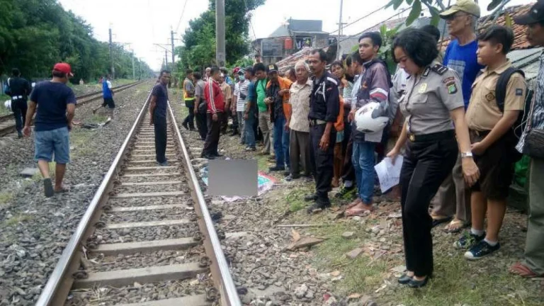 57208ccd75c1f-penjaga-perlintasan-kereta-tewas-tertabrak-commuter-line-di-tebet_1265_711