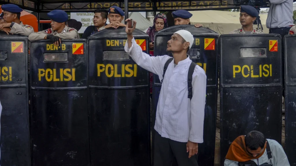 587c8a9faa56f-aksi-unjuk-rasa-fpi-di-mabes-polri_1265_711