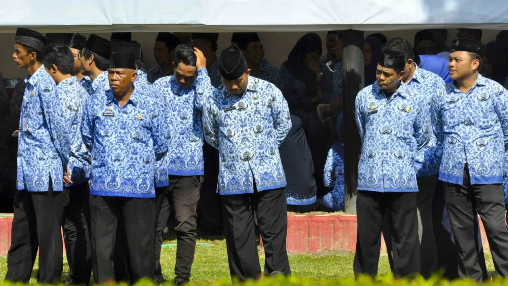 5ad44be62d6f3-sejumlah-aparatur-sipil-negara-asn-menghadiri-upacara-pegawai-negeri-sipi-p_1265_711
