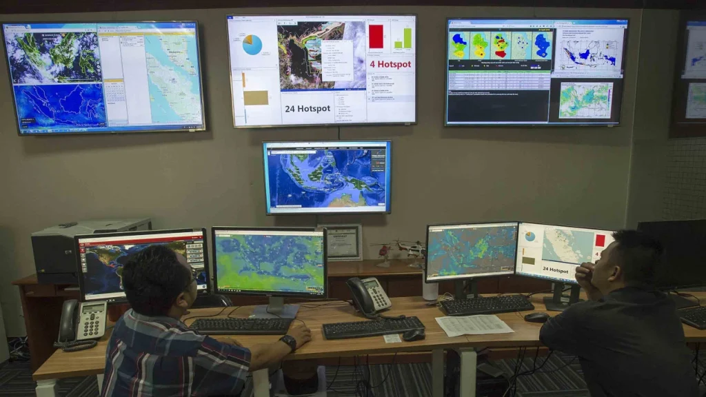 5ae05eb2b47eb-petugas-memantau-munculnya-titik-panas-hotspot_1265_711