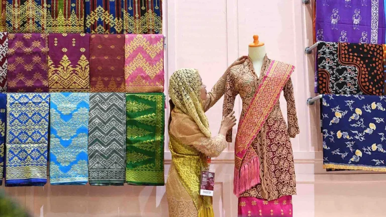 5b558cf1d574a-hasil-karya-kreatif-umkm-dalam-pameran-karya-kreatif-indonesia-kki-2018_1265_711