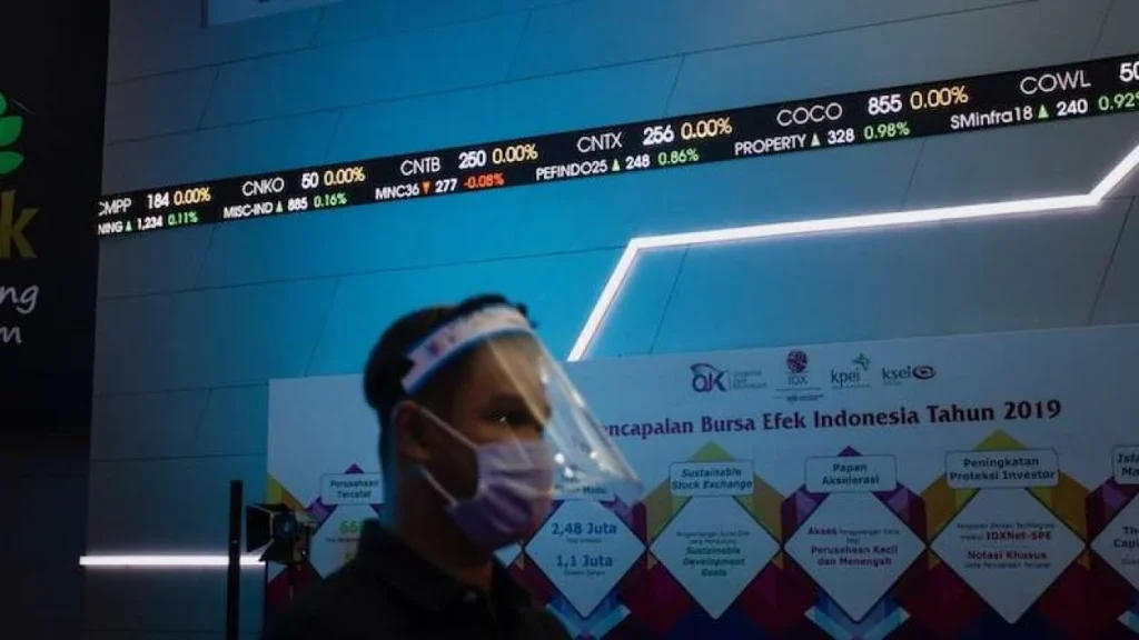 5f18f482c7148-karyawan-mengamati-layar-yang-menampilkan-informasi-pergerakan-harga-saham_1265_711