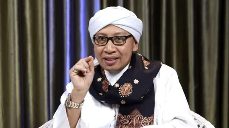 65fa2b0d8ba2e-kh-yahya-zainul-ma-arif-atau-buya-yahya_1265_711