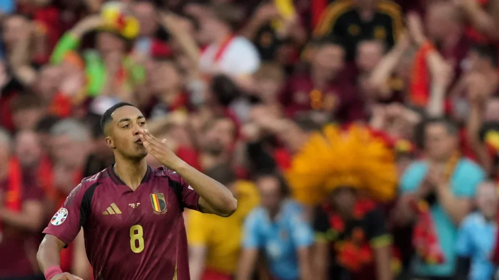 667725fc3992f-pemain-timnas-belgia-youri-tielemans-rayakan-gol_1265_711