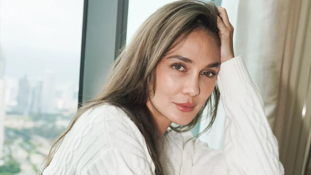 67340f1e36f27-luna-maya_1265_711