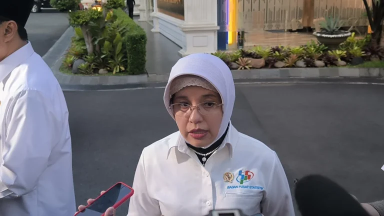 68125b1f9c634-bank-dunia-sebut-60-warga-ri-miskin-begini-respons-kepala-bps_1265_711