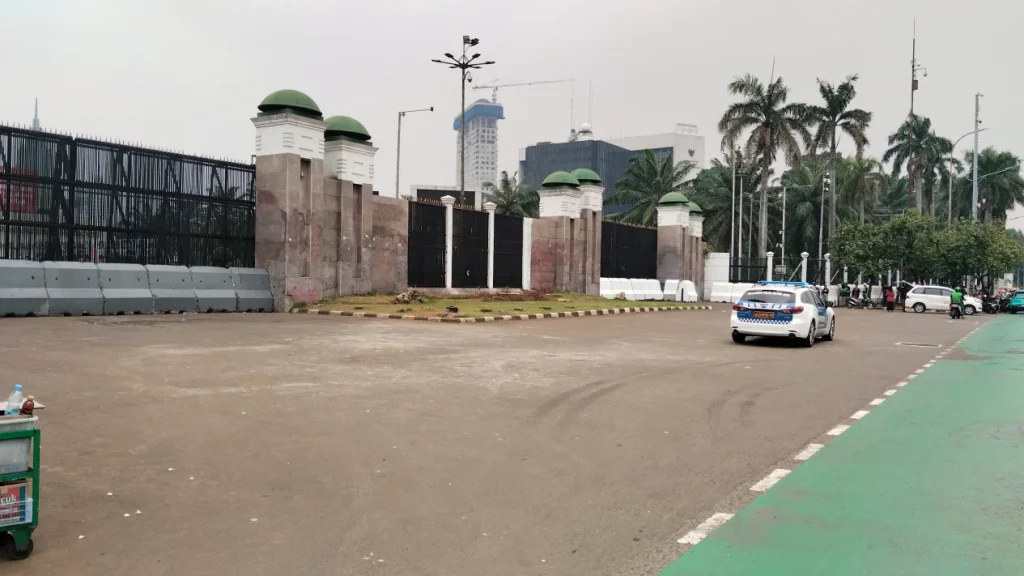 68ca3dfdac170-suasana-depan-gedung-dpr-ri-senayan-jakarta_1265_711