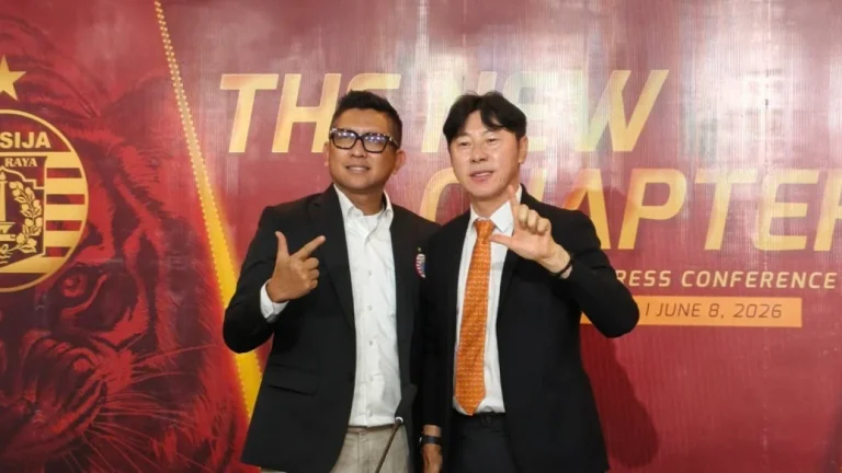 6a266d6b5c632-presiden-persija-jakarta-mohamad-prapanca-bersama-shin-tae-yong-sebagai-pelatih-baru_gemini_1265_711