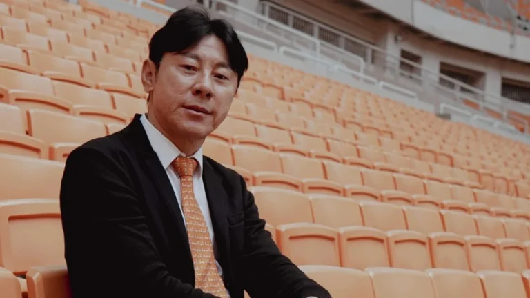 6a3780ee42ad4-pelatih-baru-persija-jakarta-shin-tae-yong_gemini_1265_711