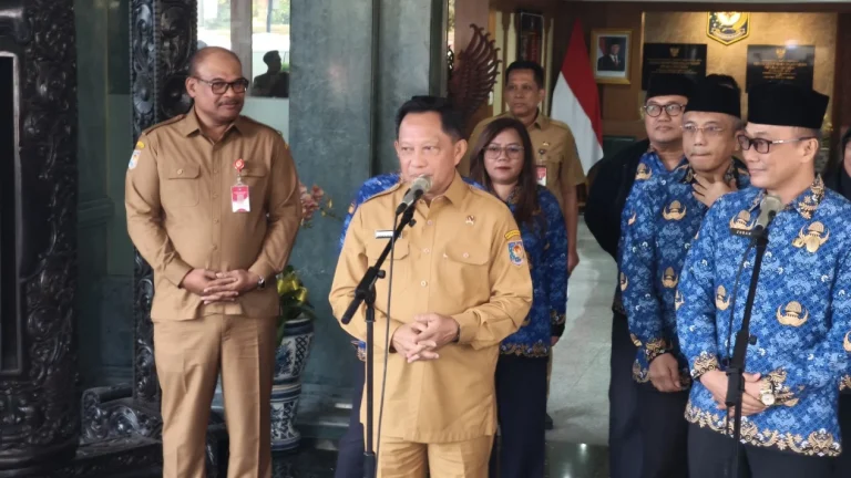 6a5468b7ad656-menteri-dalam-negeri-mendagri-tito-karnavian_gemini_1265_711-1