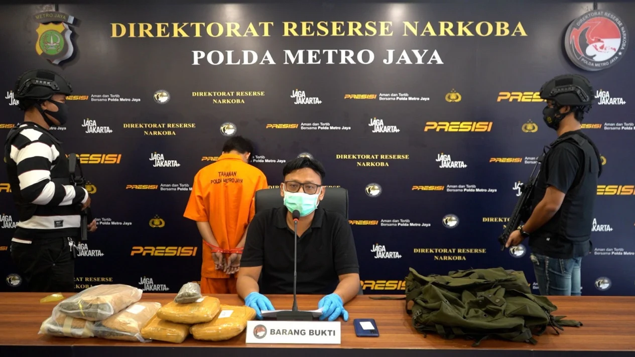 2 Pria Dicokok Polisi Saat Kedapatan Bawa Paket Ganja di Tangerang