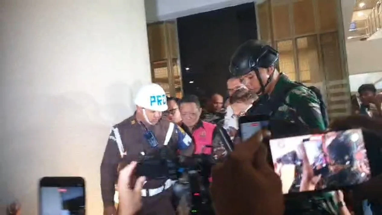 7 Jam Diperiksa Tim 9, Febrie Adriansyah Keluar dengan Tangan Diborgol dan Tetap Bungkam