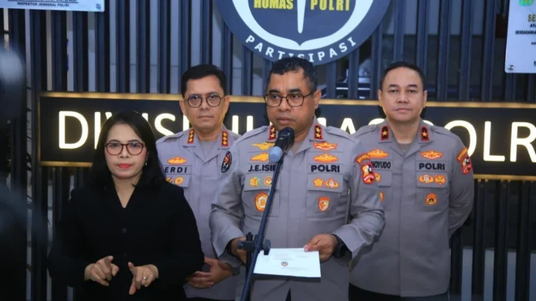 6a775775ed361-kadiv-humas-polri-irjen-pol-johnny-eddizon-isir-tengah_gemini_1265_711
