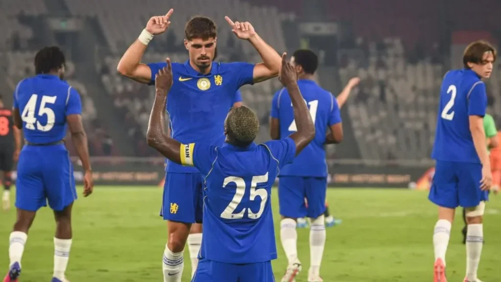 6a776b41d7e48-pemain-chelsea-moises-caicedo-bawah-dan-pedro-neto-atas-setelah-mencetak-gol-ke-gawang-ac-milan-di-sugbk_gemini_1265_711