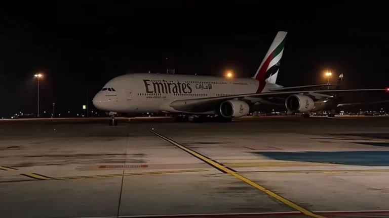 6a785fc9ea7ba-penampakan-pesawat-terbesar-di-dunia-airbus-a380-800-milik-emirates-tiba-di-soekarno-hatta_gemini_1265_711