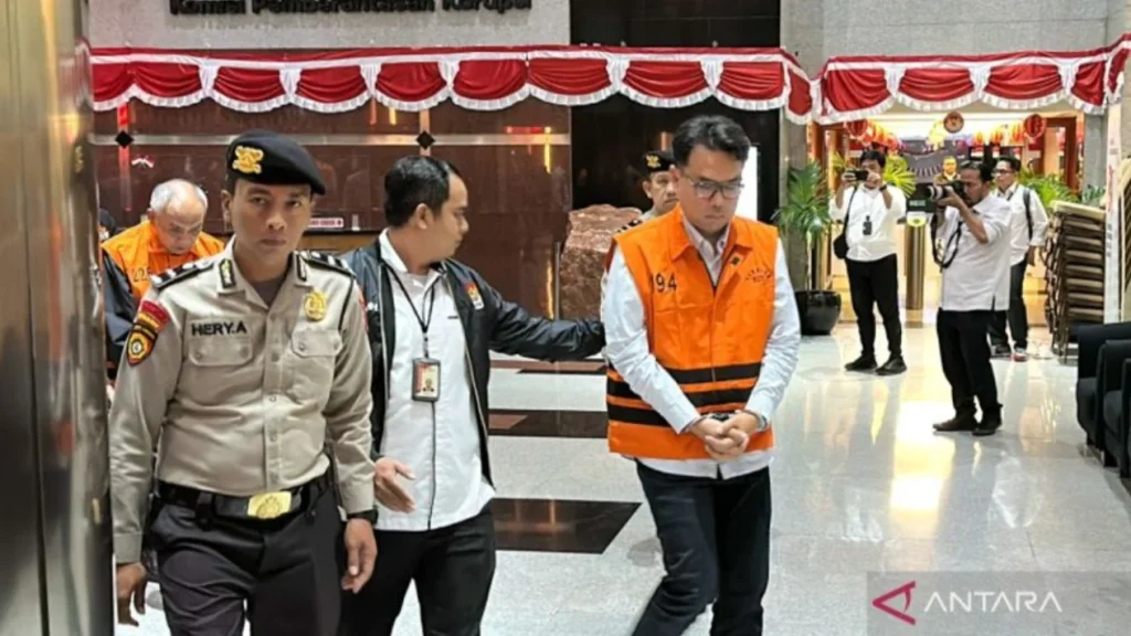 6a7a0be8491c3-dua-tersangka-kasus-dugaan-korupsi-iklan-bank-bjb-yaitu-suhendrik-kanan-dan-ikin-asikin-dulmanan_gemini_1265_711