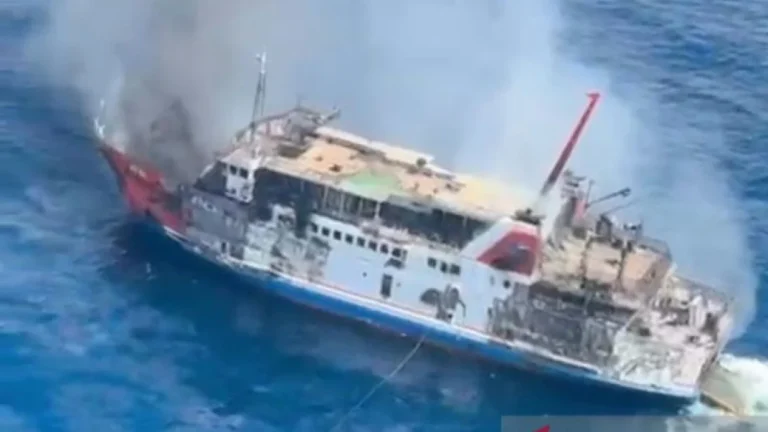 6a7c0e1d6936c-kmp-putri-yasmin-yang-terbakar-di-perairan-selat-lombok-nusa-tenggara-barat-ntb_gemini_1265_711