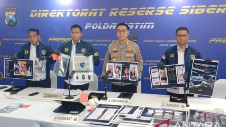 6a7ca05914309-polisi-menunjukkan-barang-bukti-pengungkapan-kasus-arisan-online-bodong_gemini_1265_711
