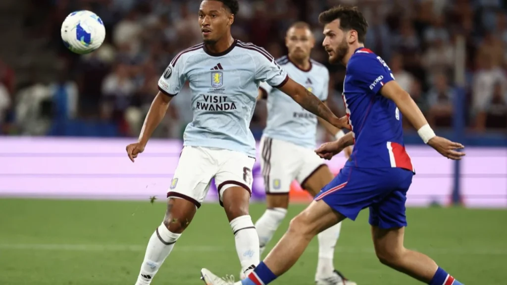 6a7d0ba04855f-gelandang-aston-villa-boubacar-kamara-kiri-dan-penyerang-paris-saint-germain-khvicha-kvaratskhelia-kanan_gemini_1265_711