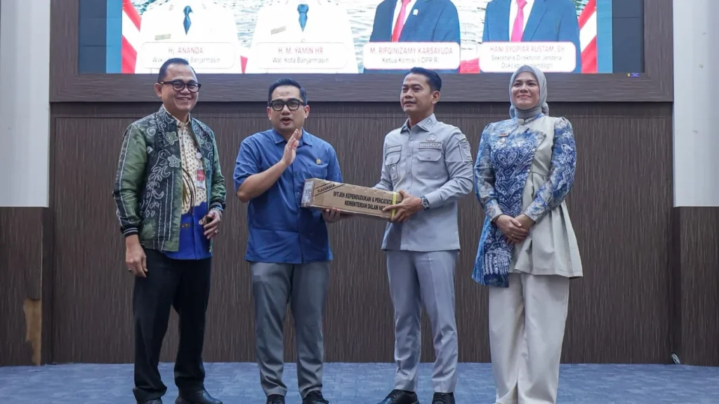 6a7d0bff96629-aktivasi-ikd-di-banjarmasin-baru-81-persen-dukcapil-perkuat-sistem-verifikasi-data_gemini_1265_711