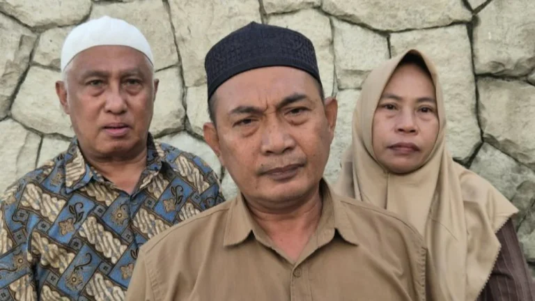 6a7db7543a6e6-orang-tua-almarhum-affan-kurniawan-zulkifli_gemini_1265_711