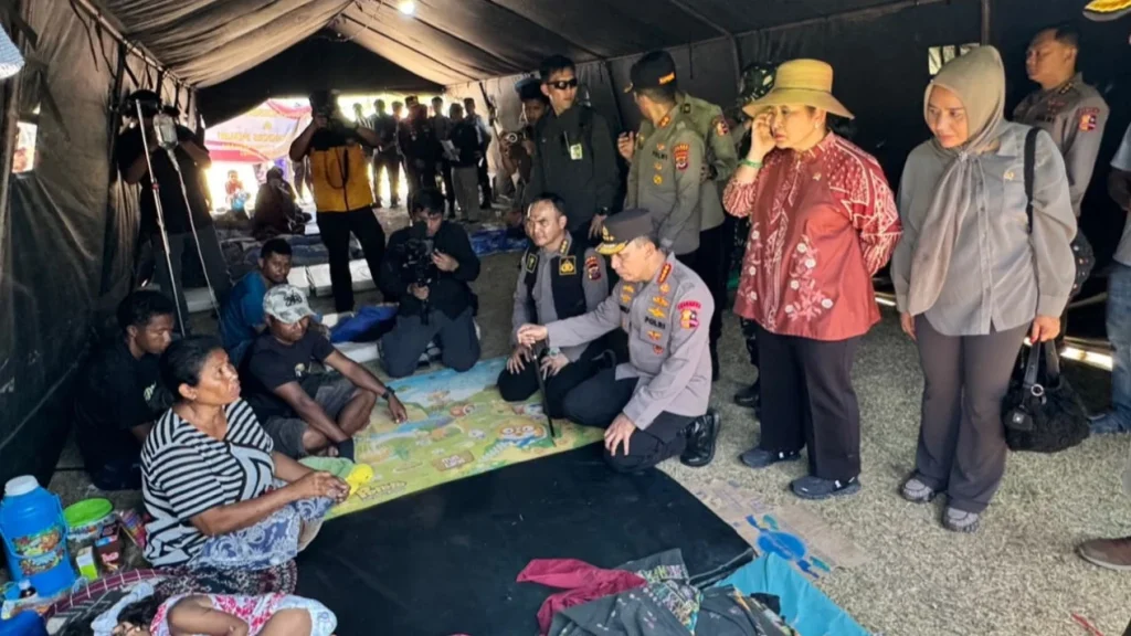 6a841456e686e-kapolri-pastikan-keselamatan-warga-jadi-prioritas-27700-korban-gempa-ntt-masih-mengungsi_gemini_1265_711